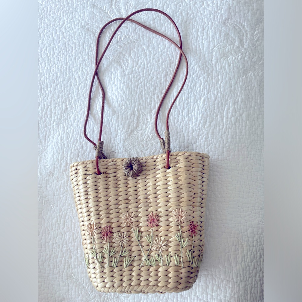 Beautiful vintage whiker shoulder purse bag - embroidered